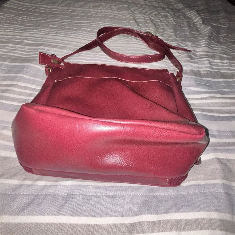 Relic Burgundy Crossbody Bag Zip Adjustable Strap Inner Pockets Gold Hardware